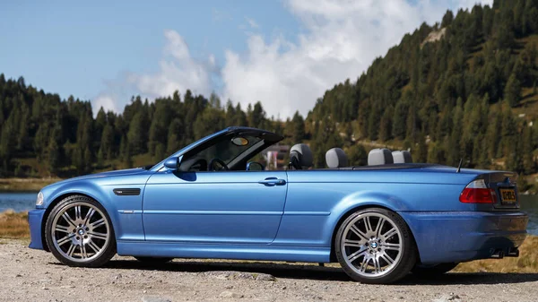 Coche Azul Hermosa Escena Montañosa Verde —  Fotos de Stock