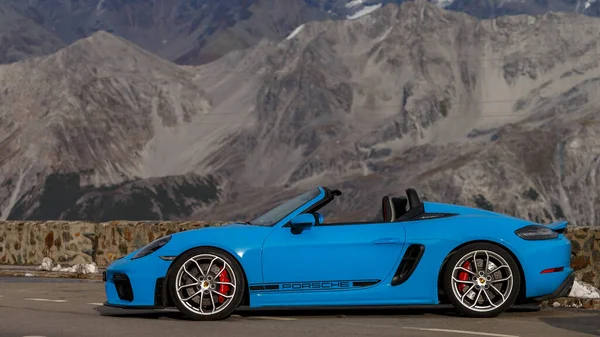 Carro Porsche Azul Bela Cena Montanhosa — Fotografia de Stock