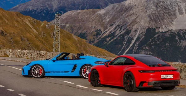 Carros Porsche Azuis Vermelhos Bela Cena Montanhosa — Fotografia de Stock