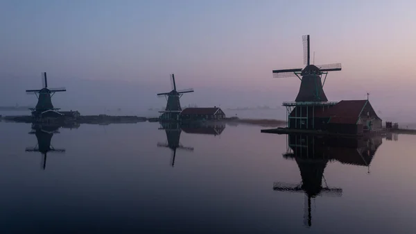 Vackra Gamla Väderkvarnar Dimmig Morgon Zaanse Schans — Stockfoto