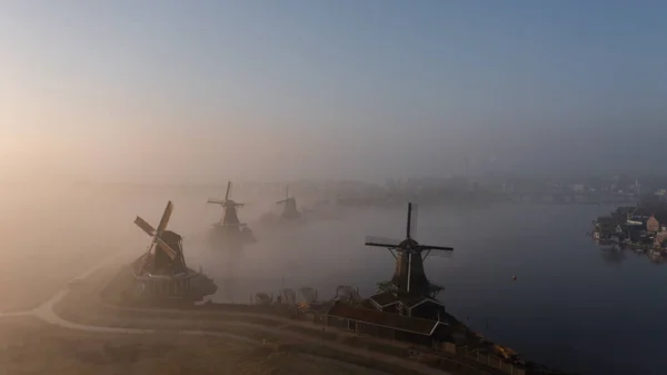 Piękne Stare Wiatraki Podczas Mglistego Poranka Zaanse Schans — Zdjęcie stockowe