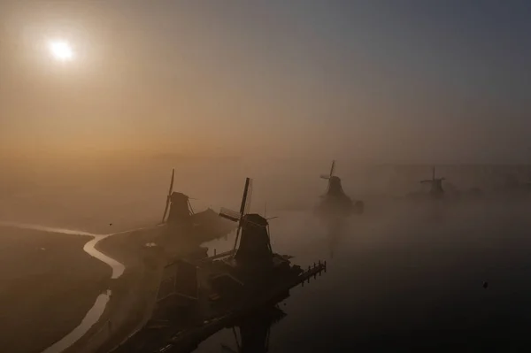 Mooie Oude Windmolens Tijdens Mistige Ochtend Bij Zaanse Schans — Stockfoto