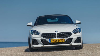 Araba yolda park edilir.