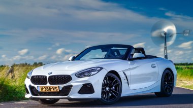 Araba yolda park edilir.