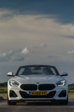 Araba yolda park edilir.