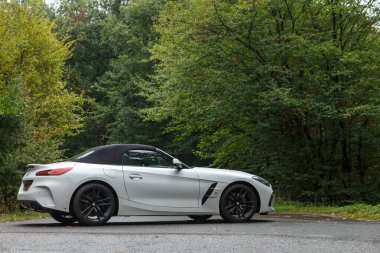 Alkmaar, Noord Holland Hollanda - 05 Mayıs 2022, BMW Z4 Roadster Açık havada Beyaz Renkli Üstü açılabilir