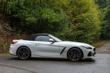 Alkmaar, Noord Holland Hollanda - 05 Mayıs 2022, BMW Z4 Roadster Açık havada Beyaz Renkli Üstü açılabilir