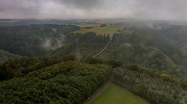Hngeseilbrucke Geierlay, Almanya 'nın batısında Hunsruck' un alçak sıradağlarında bulunan bir asma köprüdür.