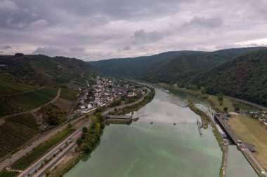 Güzel nehir manzarası, bulutlu bir günde dağlarda küçük bir köy.