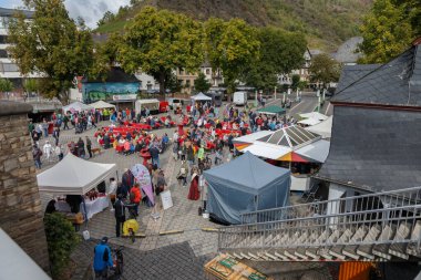 Eski şehir meydanındaki kalabalık
