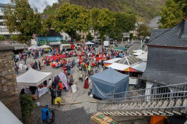 Eski şehir meydanındaki kalabalık