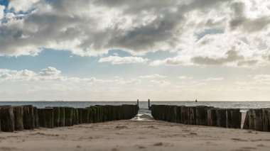 Bulutlu bir günde güzel deniz manzarası.