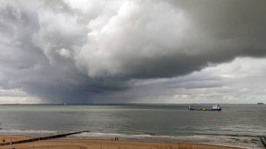 Bulutlu bir günde güzel deniz manzarası.