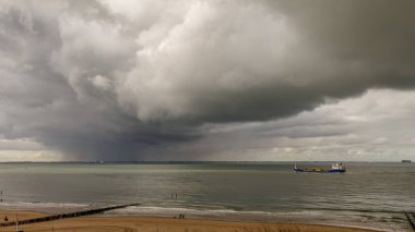 Bulutlu bir günde güzel deniz manzarası.
