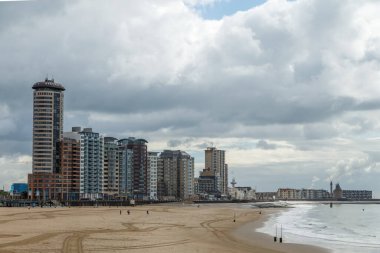 Bulutlu bir günde güzel deniz manzarası.