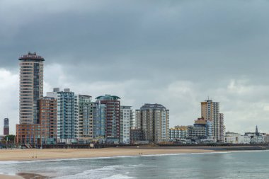 Bulutlu bir günde güzel deniz manzarası.