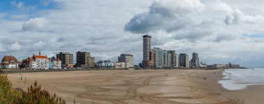 Bulutlu bir günde güzel deniz manzarası.