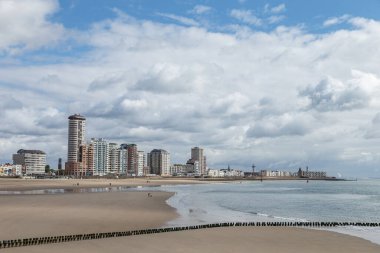 Bulutlu bir günde güzel deniz manzarası.