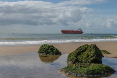 Bulutlu bir günde güzel deniz manzarası.