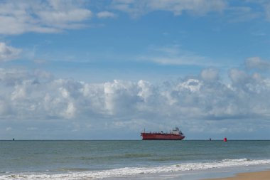 Bulutlu bir günde güzel deniz manzarası.