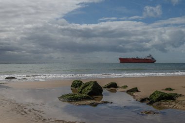 Bulutlu bir günde güzel deniz manzarası.