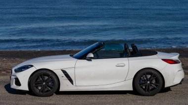 Alkmaar, Noord HollandHollanda - 05 Mayıs 2022, BMW Z4 Roadster Açık havada Beyaz Renkli Üstü açılır