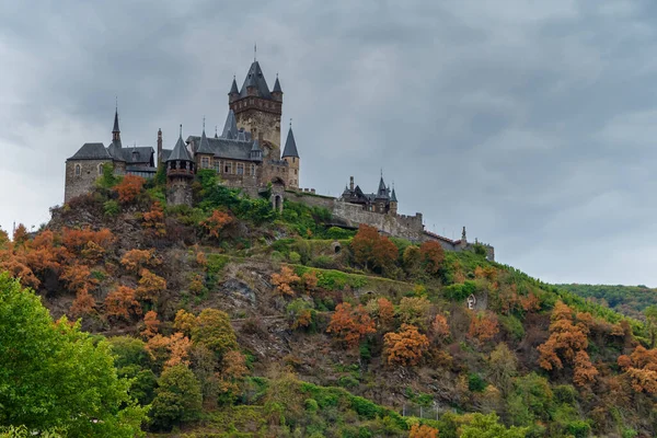 Schilderachtig Uitzicht Prachtig Middeleeuws Kasteel Groene Heuvel — Stockfoto