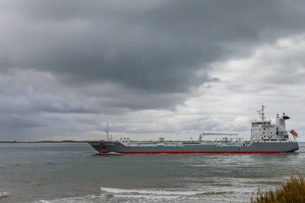 Deniz Bulutlu Bir Günde Kargo Gemisinin Manzaralı Görüntüsü — Stok fotoğraf