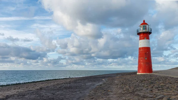 Мальовничий Знімок Красивого Червоного Білого Маяка Березі Моря — стокове фото