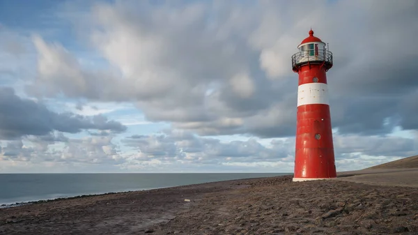 Plano Escénico Hermoso Faro Rojo Blanco Orilla Del Mar —  Fotos de Stock