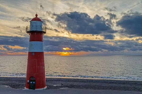海岸の美しい赤と白の灯台の風景写真 — ストック写真
