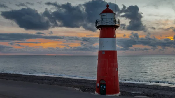 Plano Escénico Hermoso Faro Rojo Blanco Orilla Del Mar — Foto de Stock