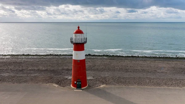 海滨美丽的红白相间的灯塔 — 图库照片