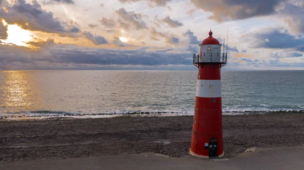 Plano Escénico Hermoso Faro Rojo Blanco Orilla Del Mar —  Fotos de Stock