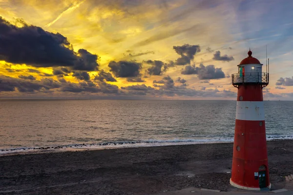 Plano Escénico Hermoso Faro Rojo Blanco Orilla Del Mar —  Fotos de Stock