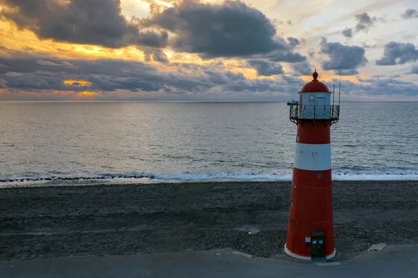 海滨美丽的红白相间的灯塔 — 图库照片