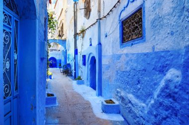CheFCHAOUEN, MoroCCO - 29 Mayıs 2017: Chaouen 'deki Medine' nin mavi duvarlarının görüntüsü. Şehir binalarının mavi tonlarıyla ünlüdür ve bu Şef 'i ziyaretçiler için çok çekici kılar..
