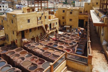 Fez, MoroCCO - 31 Mayıs 2017: Fez 'deki tabakhane. Şehirdeki bronzlaşma sektörü başlıca turizm merkezlerinden biri olarak kabul ediliyor. Tabakhaneler boya dolu yuvarlak taş kuyularıyla dolu.