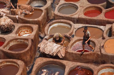 Fez, MoroCCO - 31 Mayıs 2017: Fez 'deki tabakhane. Şehirdeki bronzlaşma sektörü başlıca turizm merkezlerinden biri olarak kabul ediliyor. Tabakhaneler boya dolu yuvarlak taş kuyularıyla dolu.