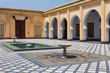 FEZ, MoroCCO - Haziran 02, 2017 Dar Batha 'nın avlusu. Eski kraliyet sarayı, Alaouite Sultan I. Hasan tarafından 19. yüzyılda inşa edildi, şimdi bir ulusal sanat, etnografi, kültür müzesi.