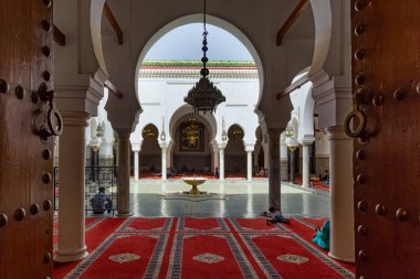 FEZ, MOROCCO - Haziran 02, 2017: Moulay Idris II 'li Zawiya' nın avlusu (Fas 'ı 807' den 828 'e yöneten ve Fes şehrinin ana kurucusu olarak kabul edilen Idris II' nin mezarını içerir.)