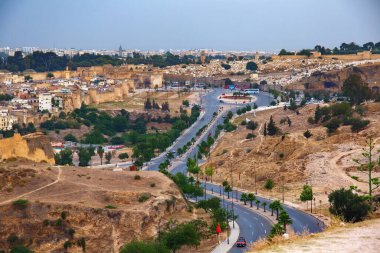 FEZ, MoroCCO - Haziran 02, 2017 Fas 'taki Fes Medine' nin eski binaları yakınlarındaki yol kavşakları.
