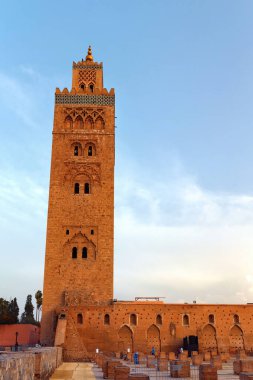 MARRAKESH, Fas - 3 Haziran 2017: Marakeş 'in Medine Mahallesi' ndeki Koutoubia Camii. Şehrin en büyük camii ve ünlü halka açık Jemaa el-Fna 'nın yakınında yer almaktadır..