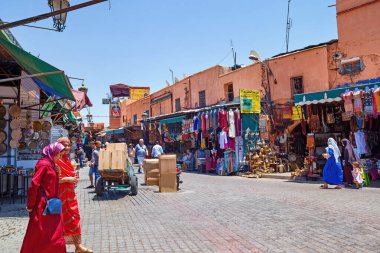 MARRAKESH, MOROCCO - HAZİRAN 04, 2017: Güneşli bir günde Marakeş Medine 'deki tarihi caddelerin manzarası.