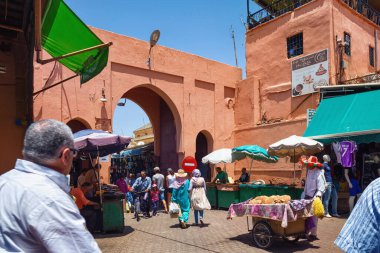 MARRAKESH, MOROCCO - HAZİRAN 04, 2017: Güneşli bir günde Marakeş 'in Medine' sindeki tarihi dar sokakların manzarası.