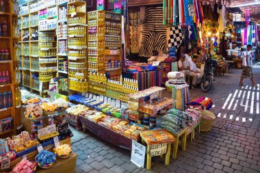 MARRAKESH, MOROCCO - HAZİRAN 04, 2017: Marakeş Medine 'deki pazarda farklı yağların satışları
