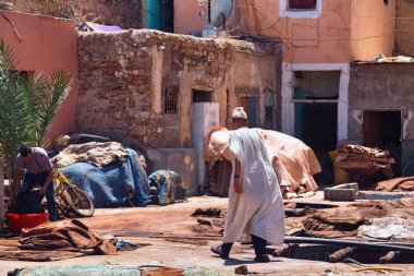 MARRAKESH, MOROCCO - HAZİRAN 04, 2017: Güneşli bir günde Marakeş 'teki eski tabakhanedeki bilinmeyen woker' lar. 