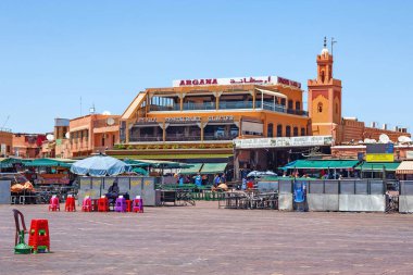 MARRAKESH, MOROCCO - HAZİRAN 05, 2017: Güneşli bir günde Marakeş Medine 'deki ünlü Jemaa el-Fnaa' daki Argana restoranının manzarası.