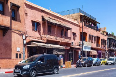 MARRAKESH, MOROCCO - HAZİRAN 05, 2017: Güneşli bir günde Marakeş 'in Medine' sindeki kırmızı duvarların tarihi binalarının manzarası.