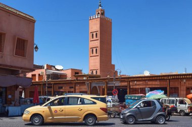 MARRAKESH, MOROCCO - HAZİRAN 05, 2017: Güneşli bir günde Marakeş 'te yol üzerindeki sarı taksi manzarası. 